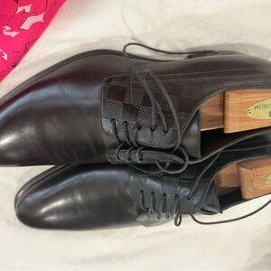 Louis Vuitton. Elegant Black Leather Men's Shoes